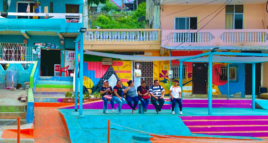 Intervención de la plaza de La Virgen en Manta, Ecuador. En el marco del proyecto Ciudades Incluyentes, Comunidades Sollidarias.