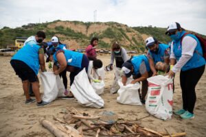 Acción comunitaria de limpieza en Playa San Mateo, Manta, Ecuador